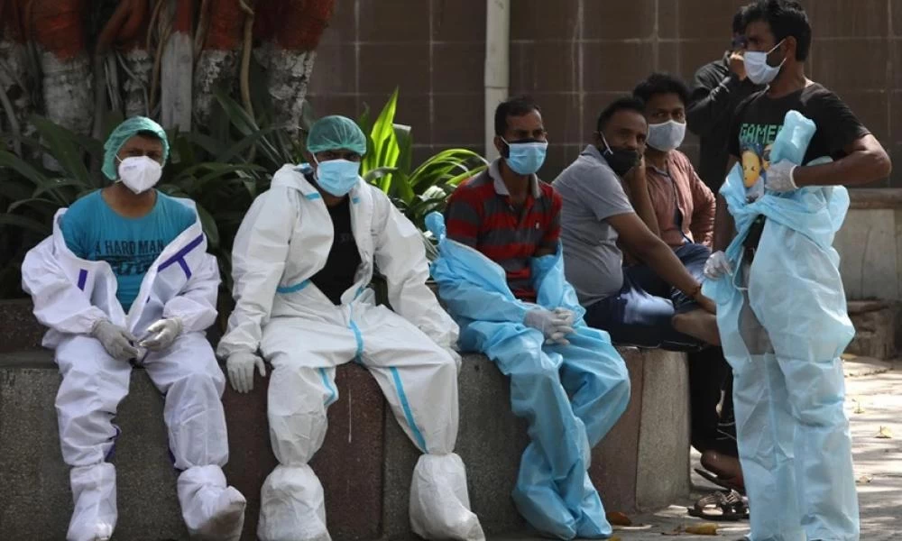 Ινδία: Συνοδεία αστυνομικών προμηθεύονται οξυγόνο τα νοσοκομεία